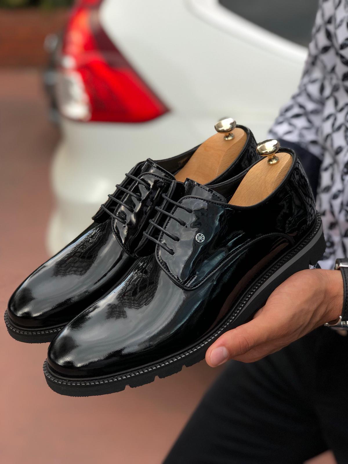 lace-up leather shoes